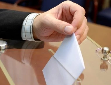 Τροπολογία 16 βουλευτών του ΣΥΡΙΖΑ για διενέργεια τριπλών εκλογών το Μάιο